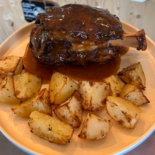 Codillo al horno con patatas