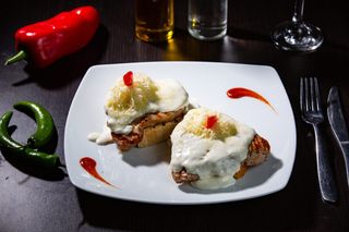 Medalion de porc gratinat cu sos alb