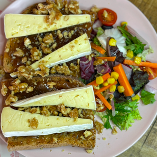 Tosta De Queso Brie Con Mermelada De Higos Y Nueces