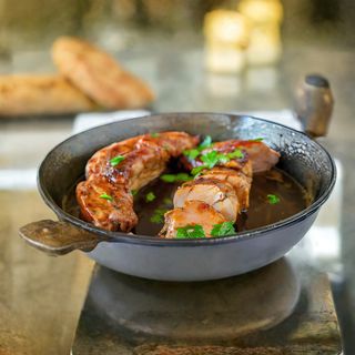 Свинско филе с чеснов сос (300г)