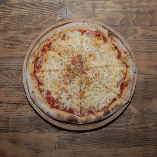 Margherita pizza + Coca-Cola 330ml AKCIJA