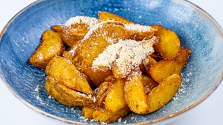 Cartofi wedges cu parmesan              