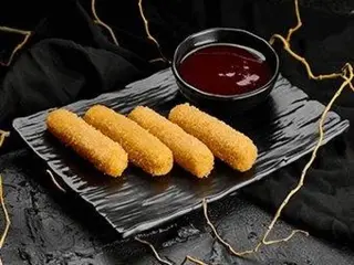 Смажені скибочки сиру з журавлиним соусом (110/30 г)