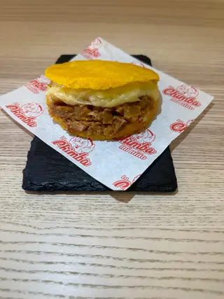 Arepa de mechada y queso
