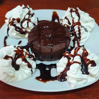Coulant de Chocolate con Nata y Sirope de Chocolate
