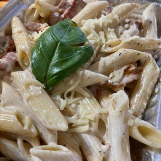 Penne cu pui, ciuperci și sos alb