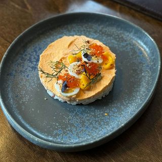 Оливье с креветками и крабом