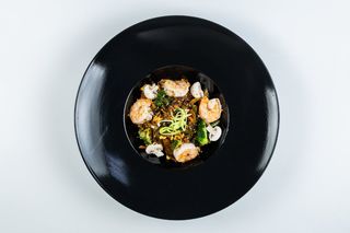 Вок з креветками та овочами в соусі тонкацу 300г