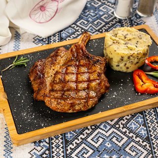 Ghiță Tomahawk de porc cu piure cu trufe sau alta garnitura