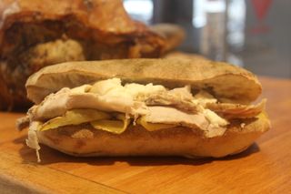 Panuozzo di pizza,  porchetta provola