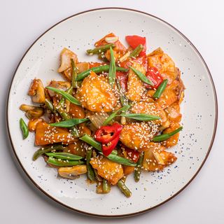 Гаряча пательня з курячим філе та овочами