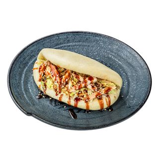 Булочка бао з куркою та пекінським салатом