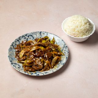 Teletina sa ljutom paprikom i pirinač 辣椒牛肉饭