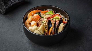 Салат з холодною рисовою локшиною та морепродуктами