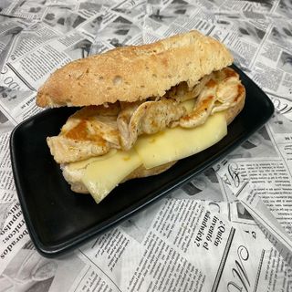 Bocadillo De Pechuga Con Queso Y Huevo