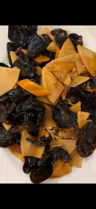 42. Пържен бамбук с черни гъби (600г)