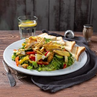 Mix sałat z kurczakiem i warzywami