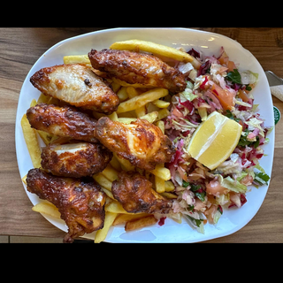 Piatto alette di pollo (fritte)con patatine 