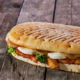 Bocadillo De Pechuga De Pollo A La Plancha Con Lechuga, Tomate Y Mahonesa