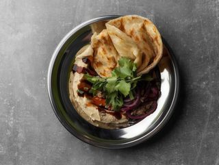 Хумус з понзу та солодким чилі