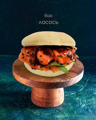 Бao з копченим лососем ( М )