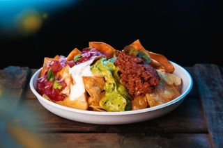 Nachos con todo Guakamola