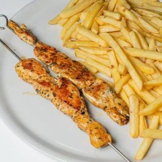 2 Pinchos con Ensalada o Patatas