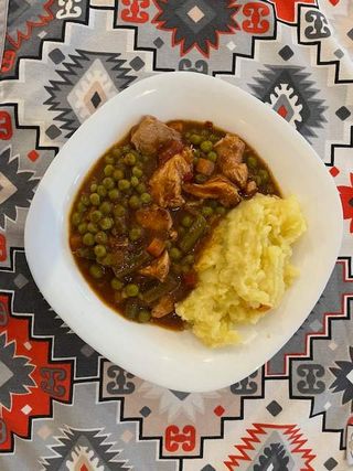 Grašak sa piletinom i prilogom