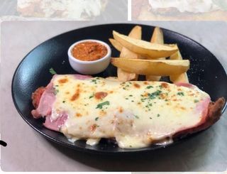 Milanesa De Pollo Napolitana Con Patatas Fritas