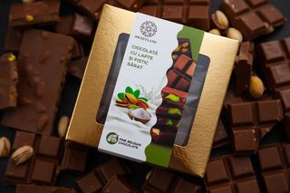 Ciocolata cu lapte si fistic sarat