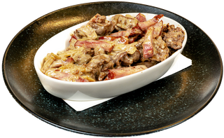 Пилешки дробчета с лук, бекон и сметана (400г)