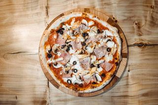 Пица Капричоза (малка) + Coca cola кен (330мл)