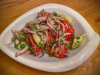 კიტრი-პომიდვრის სალათი ნიგვზით