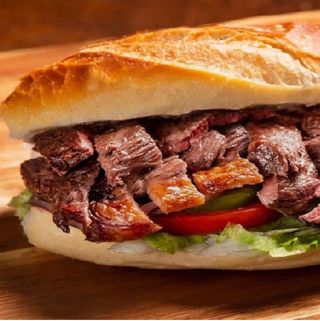 Pão com Carne Queijo e Salada