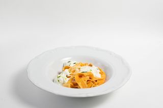 Тальятелле с соусом из печеных перцев, страчателлой и вялеными томатами