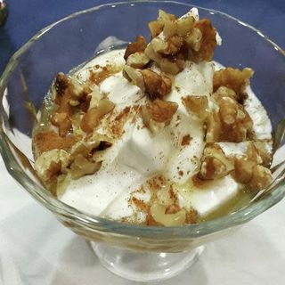 Yogurt con miele e noci