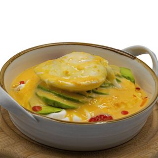 Авокадо тост и яйце Бенедикт 