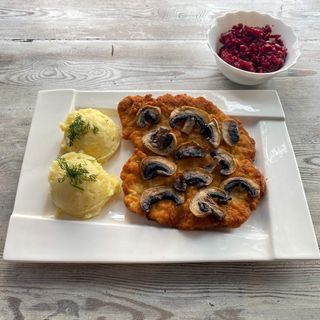 Kotlet schabowy 250g z pieczarkami