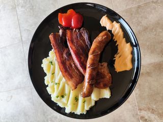 Meniu piept de porc și cârnăcior