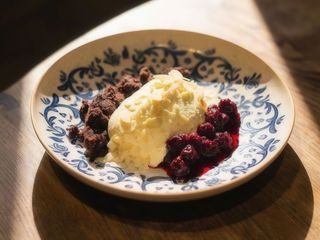 Повітряний чізкейк з шоколадним бісквітом та пряною вишнею (220г)