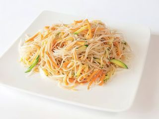 55 Spaghetti di riso con verdura
