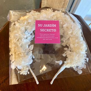 Diadema blanca de hortensias preservadas