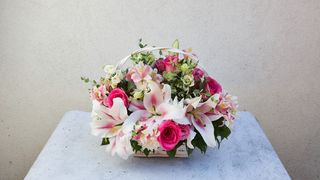 Korpa sa ljiljanom, ružama, orhidejama