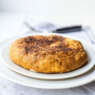Tortilla de patatas con atún y mahonesa