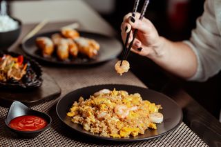 Orez prăjit cu ou și creveți - specialitate