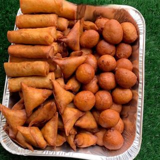 15 Samosa - 15 Spring Rolls - 50 Puff Puff