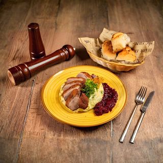 Piept de raţă cu piure cu verdeţuri şi sos de fructe de pădure