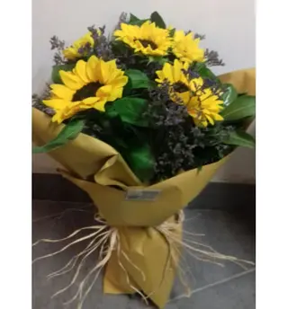 Bouquet di girasoli e decori                                    