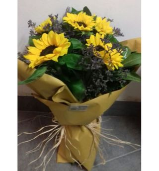 Bouquet di girasoli e decori                                    