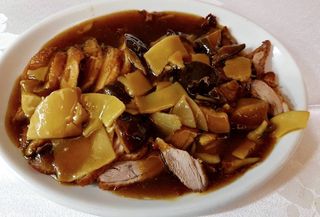 Pato con bambú y setas chinas